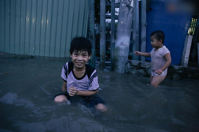 Triều cường đạt đỉnh ở Sài Gòn, trẻ em thích thú bơi lội khi đường biến thành sông